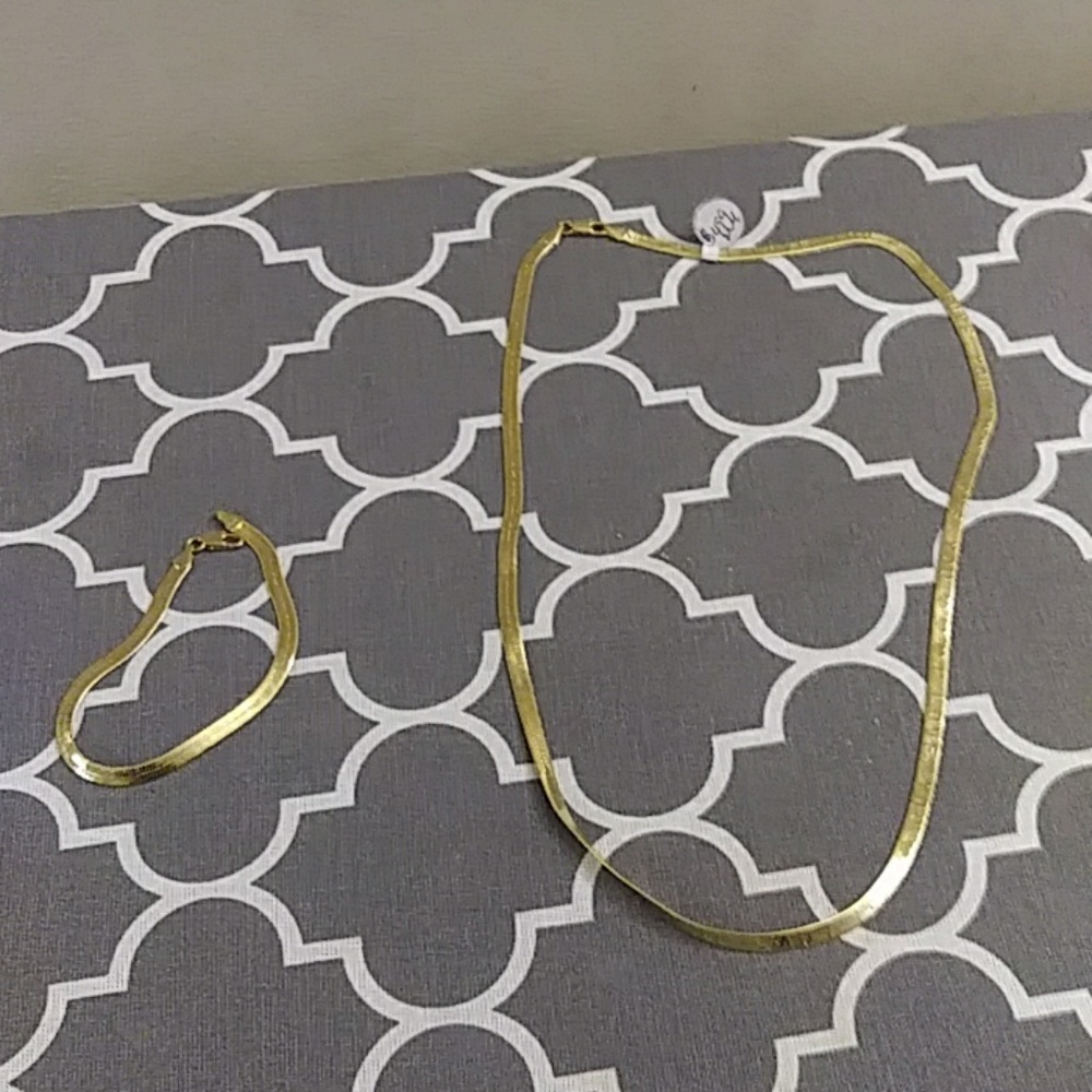 Necklace and bracelet set